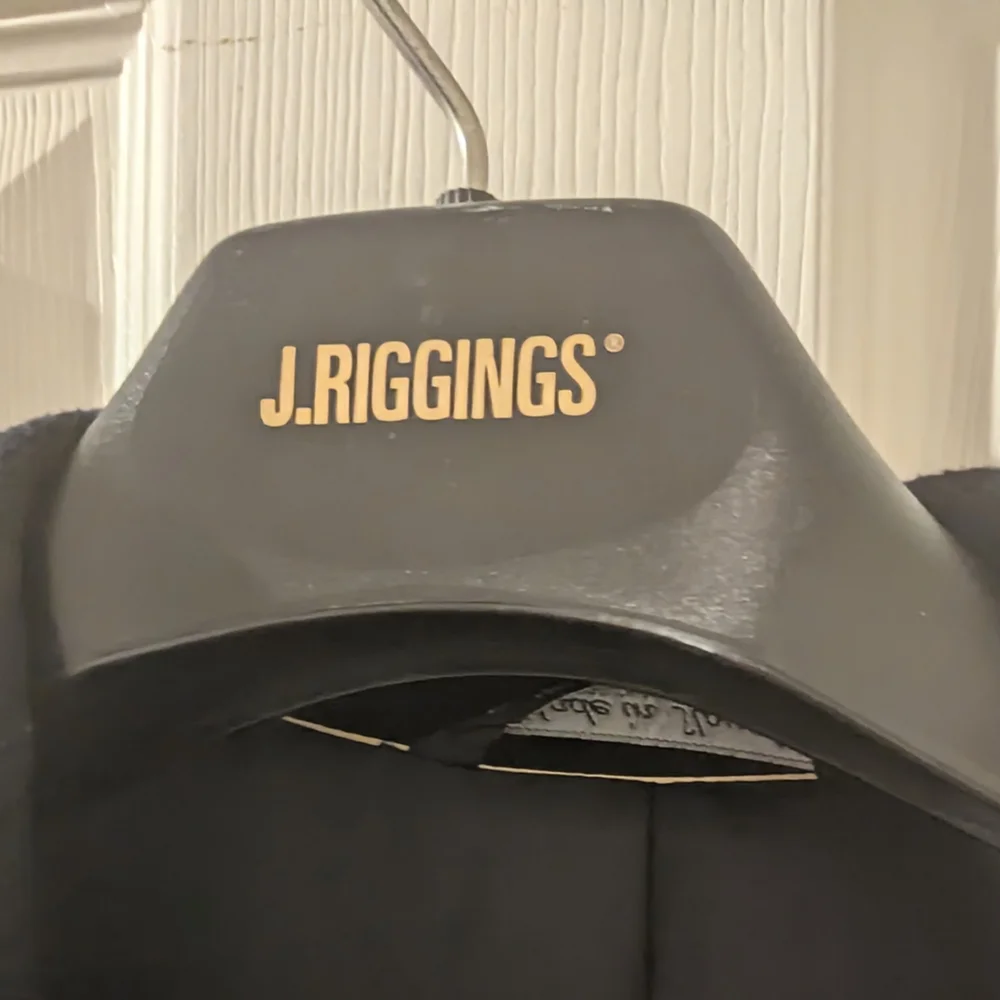 J. Riggings Vintage Black Hanger - Men's